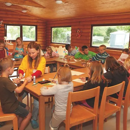 Aldeamento Turístico Camping Oase Praha 4*